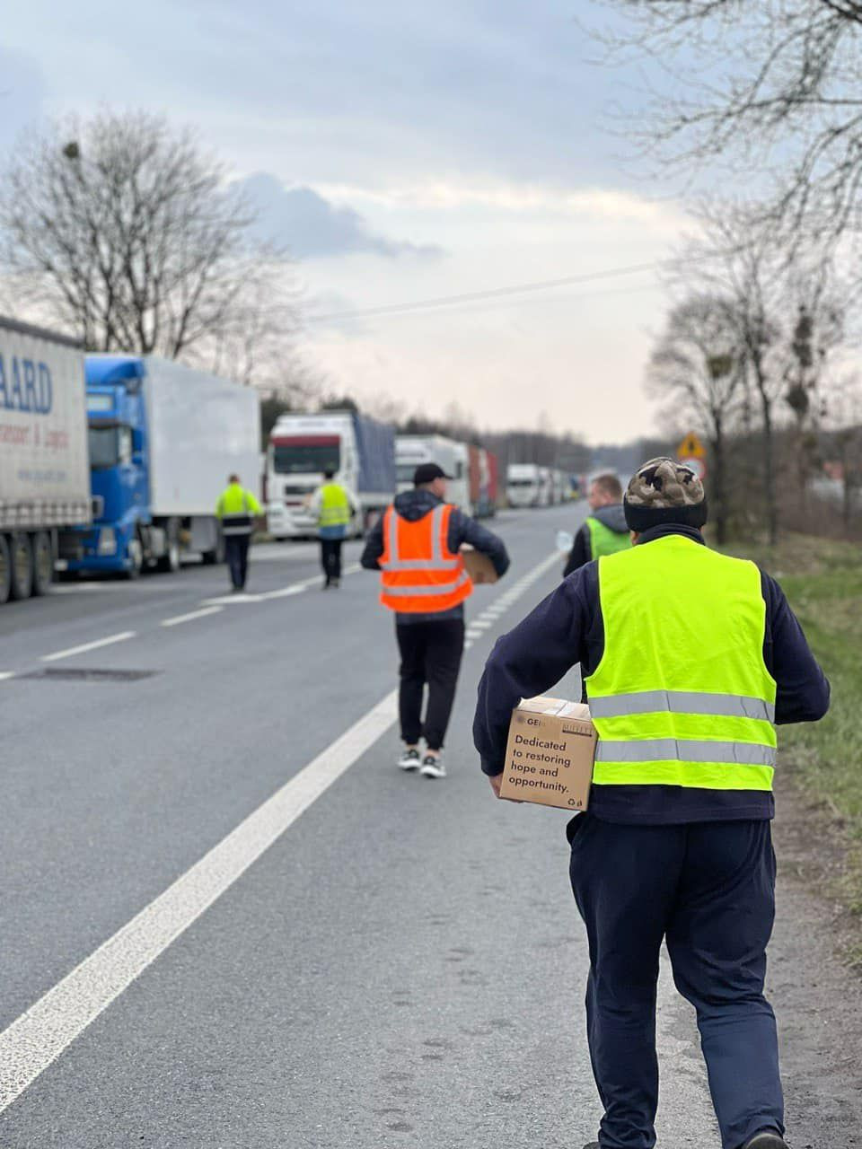 Заблокованим на кордоні з Польщею водіям передали дві тисячі продуктових наборів - зображення